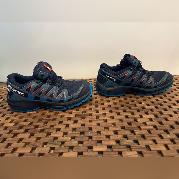 Size 5Y- Salomon Trail Shoe, waterproof, Quicklace feature, great traction - Picture 2 of 6